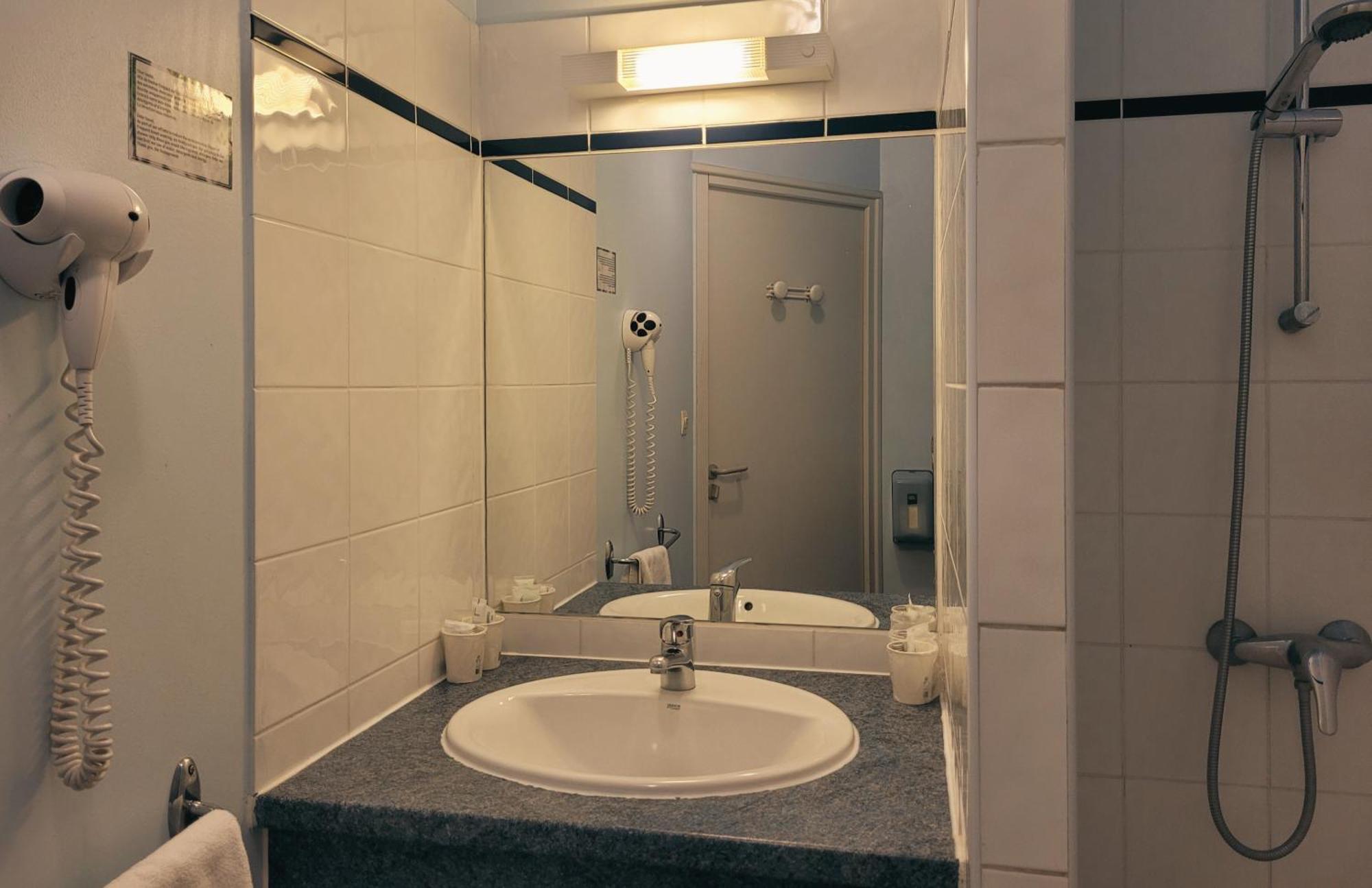 Hotel Restaurant Les Chataigniers Privas Room photo
