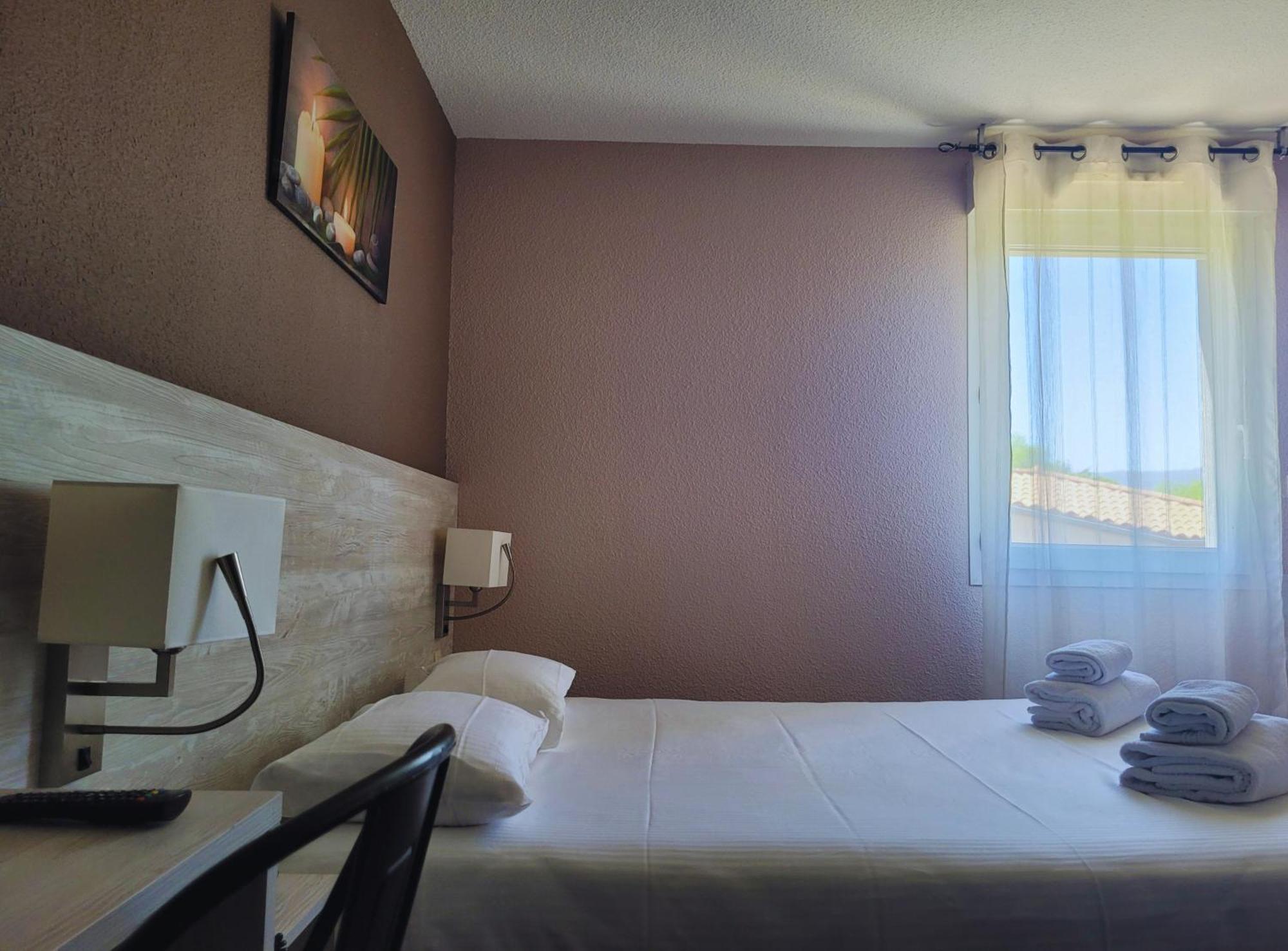 Hotel Restaurant Les Chataigniers Privas Room photo